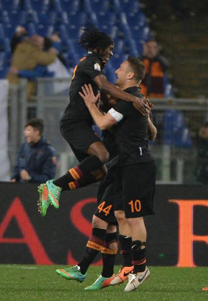 L&#39;esultanza di Gervinho che abbraccia Totti. Ansa
